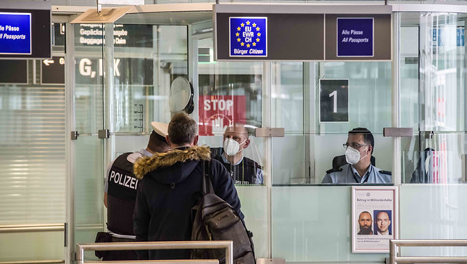 Los británicos se preparan para otro verano de caos en los viajes de vacaciones cuando Rishi Sunak 'presiona a Bruselas para que les permita usar las puertas electrónicas de pasaportes de la UE' en lugar de hacer cola en los puestos en el continente cuando millones se dirigen al extranjero este verano