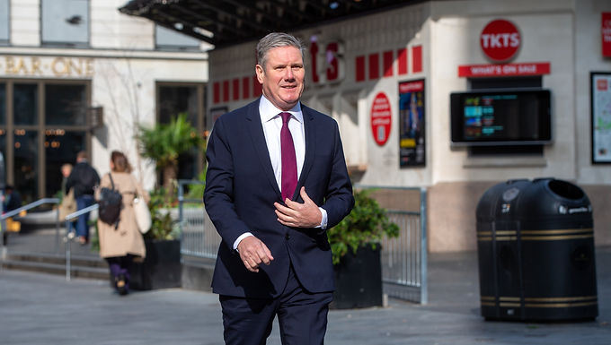 RESUMEN de las elecciones generales del Reino Unido: El abstemio Rishi Sunak mira de reojo en una cervecería galesa y Keir Starmer inicia la búsqueda de Downing Street en un campo de fútbol real: todo lo que necesita saber el primer día de la campaña