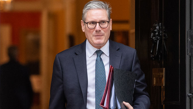 El 'insulto' de Keir Starmer al centro de Gran Bretaña: furiosa disputa cuando el primer ministro sugiere que quienes tienen acciones, propiedades y ahorros no son 'personas trabajadoras'
