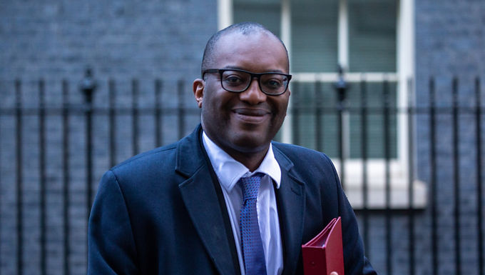 La disculpa humillante del ministro del gabinete por instar al organismo de control de los estándares de los Comunes a renunciar fue provocada por la intervención del asesor sórdido No10, revela Boris Johnson