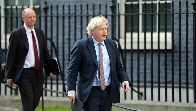 Boris Johnson lee la ley antidisturbios a los gigantes de la tecnología en línea por no eliminar la pornografía extrema y dice que tienen una "responsabilidad por lo que aparece en sus sistemas", ya que también respalda las llamadas para ilegalizar el flasheo cibernético.
