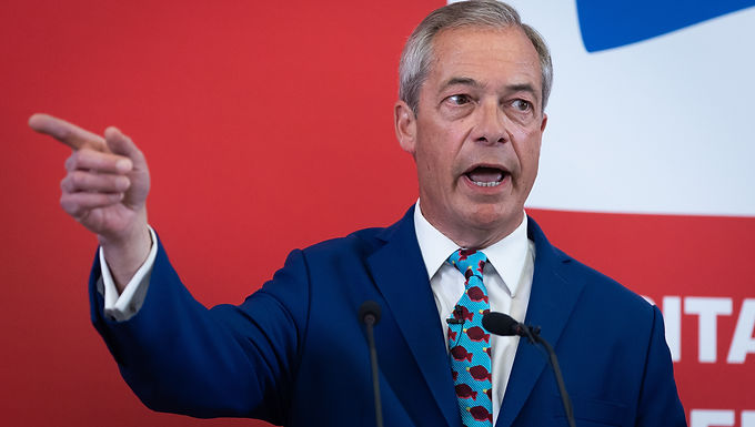 Starmer habla de energía y Sunak busca un límite migratorio, mientras Farage planea una "revuelta"