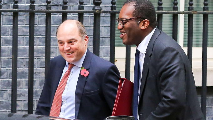 Choque del gabinete cuando Kwasi Kwarteng 'presiona para que se elimine el aumento de NI de £ 12 mil millones', pero Liz Truss respalda a Rishi Sunak y Sajid Javid diciendo que debe continuar para financiar el NHS