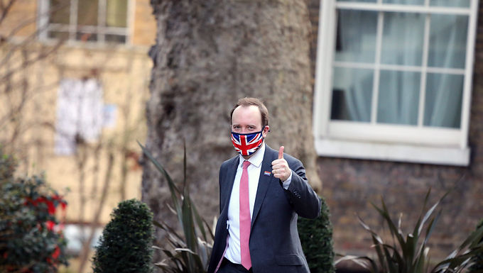 Boris Johnson respalda la libertad de prensa después de que se allanaran casas en una investigación sobre imágenes de CCTV filtradas que expusieron la aventura de Matt Hancock