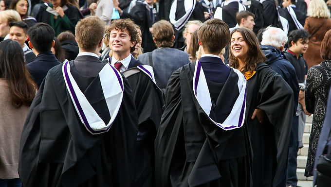 La confianza en las universidades cae a su nivel más bajo: solo el 36% tiene fe en la educación superior, frente al 57% en 2015, en medio de disputas por el aumento de las tarifas, la libertad de expresión y el valor de los cursos.
