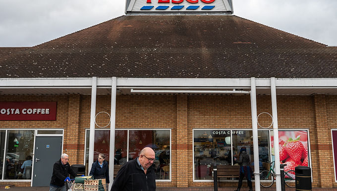 Tesco y Co-op cerrarán las tiendas temprano el domingo para que el personal vea la final de la Eurocopa, mientras que Islandia y Lidl dicen que abrirán más tarde el lunes, ya que Boris Johnson insinúa que habrá un nuevo feriado bancario si Inglaterra gana (pero no lo espere para ser ESTE lunes)