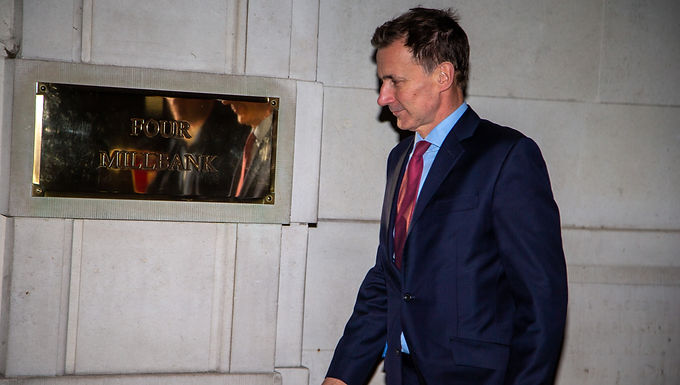Crece la presión sobre Jeremy Hunt para salvar la economía británica después de que el regulador presupuestario 'advirtiera que las perspectivas de crecimiento económico a mediano plazo son sombrías'.