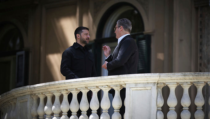 Keir Starmer se encuentra con el presidente de Ucrania, Zelensky, en el funeral del Papa Francisco mientras prometen seguir trabajando para terminar la guerra con Rusia