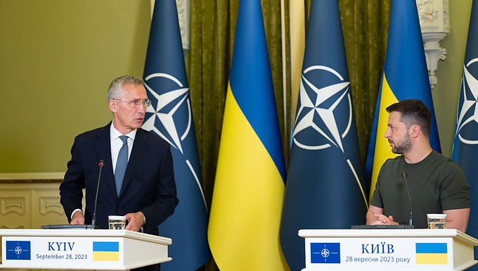 Zelensky insta a la OTAN a reconocer la "realidad" de que Ucrania debería ser miembro de la alianza militar en la conferencia de Londres, mientras Rishi Sunak promete más apoyo financiero y bromea que podría visitarla durante sus vacaciones de verano.