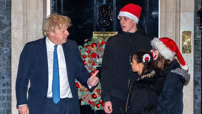 Los laboristas obtienen una ventaja de 8 puntos sobre los conservadores, mientras Boris Johnson enfrenta una reacción violenta por la crisis de sordidez y la fiesta de Navidad de Downing Street