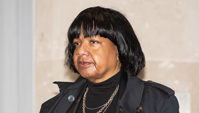 Rishi Sunak califica los comentarios de un donante millonario que dijo que Diane Abbott "debería recibir un disparo" como "racistas e incorrectos" y añade que su remordimiento "debe ser aceptado".