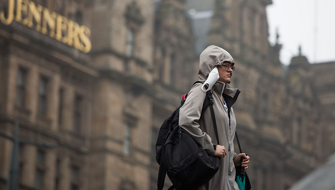 Nicola Sturgeon se niega a descartar mantener las leyes sobre las mascarillas de Escocia vigentes durante años mientras critica el plan Covid de Boris Johnson diciendo que Inglaterra es un 'atípico' global