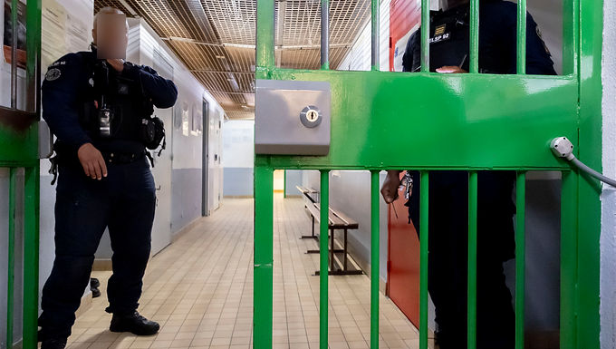 Los centros de detención de inmigrantes prometidos por los conservadores no estarán operativos hasta 2025 como muy pronto.