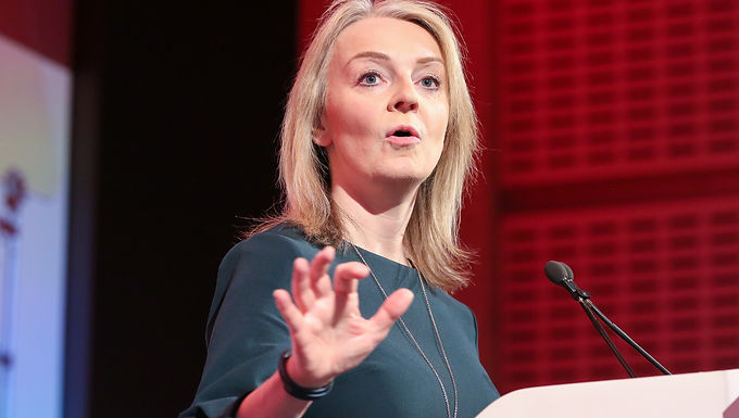 La secretaria de Relaciones Exteriores, Liz Truss, anuncia que el Reino Unido congelará los activos de todos los bancos rusos en unos días y revela la prohibición de exportaciones que podría ayudar con el esfuerzo bélico de Moscú, mientras promete continuar "aumentando" las sanciones contra Vladimir Putin.