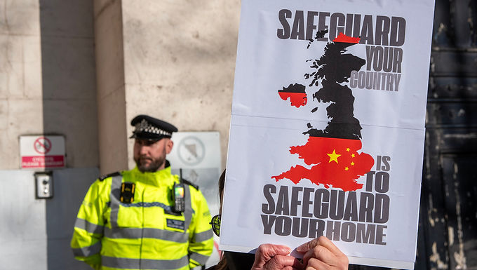 Espía chino que apuntó a los primeros ministros del Reino Unido: el agente comunista estuvo en la delegación de David Cameron en China, recibió un premio de Theresa May y pagó el viaje del parlamentario a Beijing durante una década en los pasillos del poder.