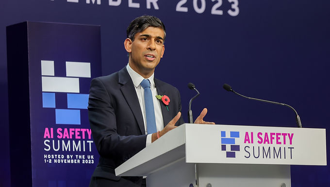 Rishi Sunak advierte que los riesgos de la IA podrían alcanzar la escala de "pandemias y guerra nuclear", pero insiste en que no debemos ser "alarmistas" al respecto.