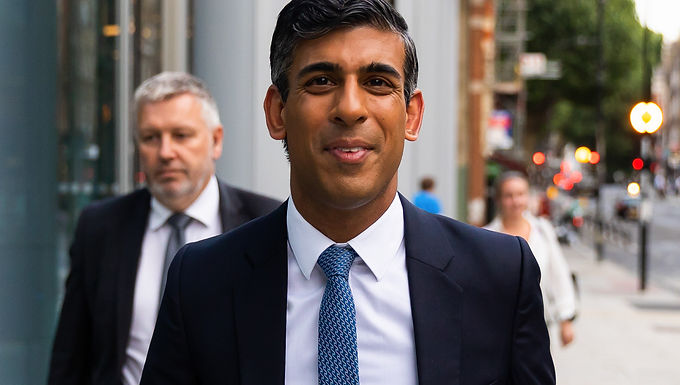 Rishi Sunak encabeza la primera encuesta, pero ¿está perdiendo impulso? El aspirante al liderazgo tory es acusado por los rivales de 'bajo rendimiento' en su campaña