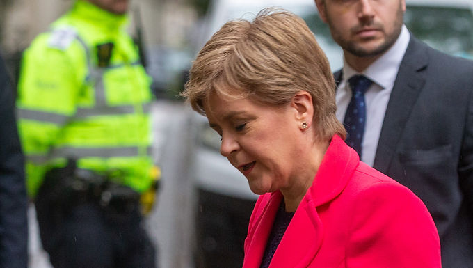 Nicola Sturgeon emerge por primera vez desde que la policía registró su casa y arrestaron a su esposo en una investigación financiera del SNP para decir que los últimos días han sido "difíciles"