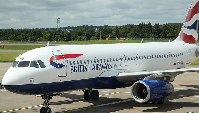 La secretaria de Relaciones Exteriores, Liz Truss, dice que los británicos deberían seguir volando porque los aviones más ecológicos pueden reducir las emisiones de carbono, y descarta la idea del impuesto a la carne