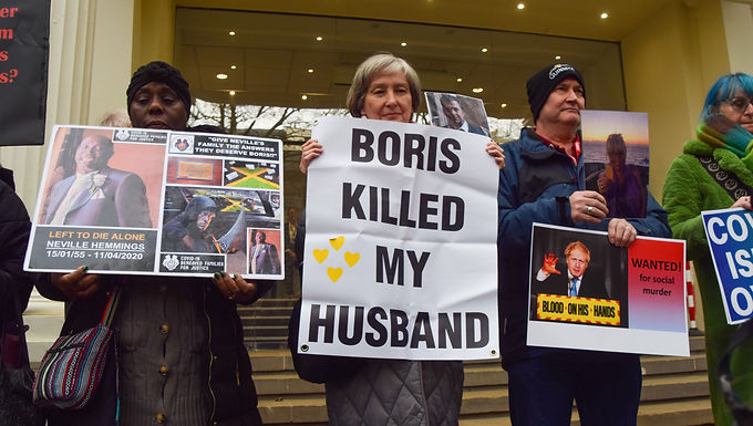 Boris Johnson admite que se cometieron errores y pide perdón a las víctimas de Covid