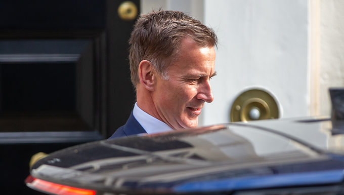 Jeremy Hunt advierte que no rescatará a los británicos afectados a pesar de que los arreglos hipotecarios a dos años se disparan más del 6% y dice que respalda los esfuerzos desesperados del Banco de Inglaterra para reducir la inflación.