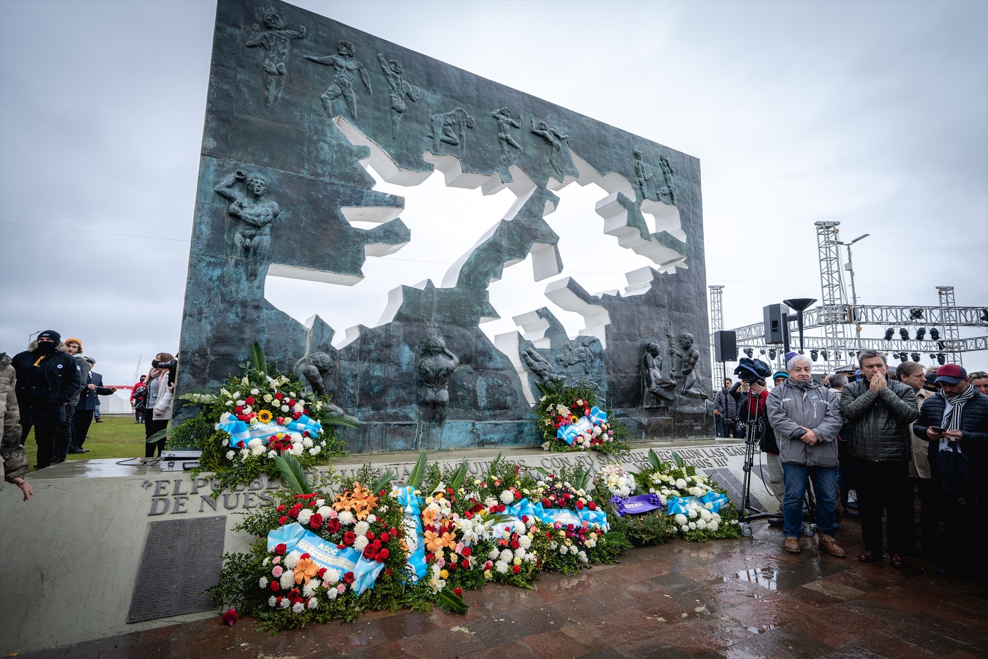 Burnham insiste en que será "sin tregua" en la defensa de las Malvinas mientras Argentina intensifica las sanciones - pero los conservadores culpan a los laboristas de "debilidad" por alentar a Buenos Aires