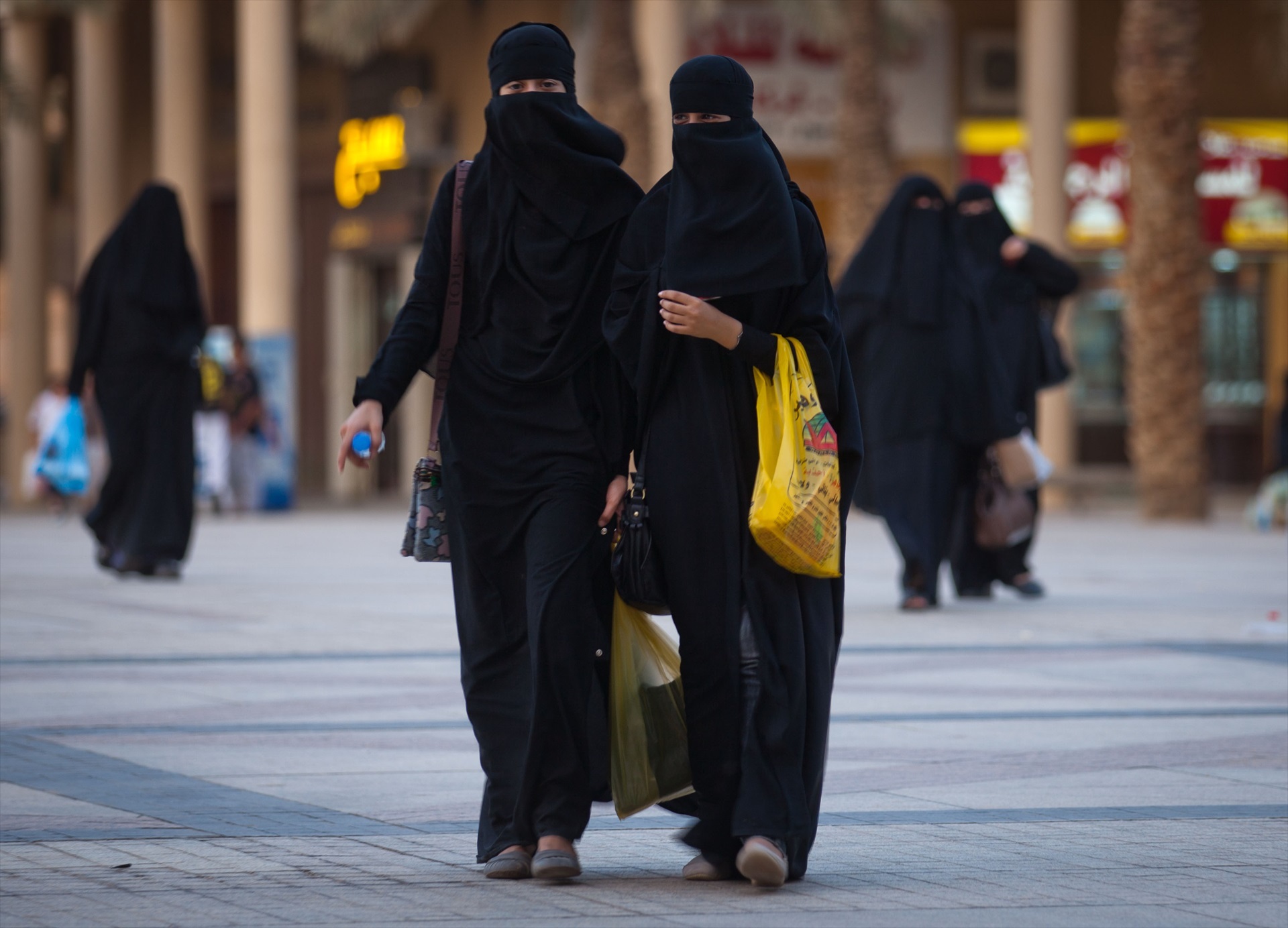 Manifestante de 76 años, que fue a la manifestación anti-inmigración de Portsmouth con un niqab está acusado de ocultar su identidad