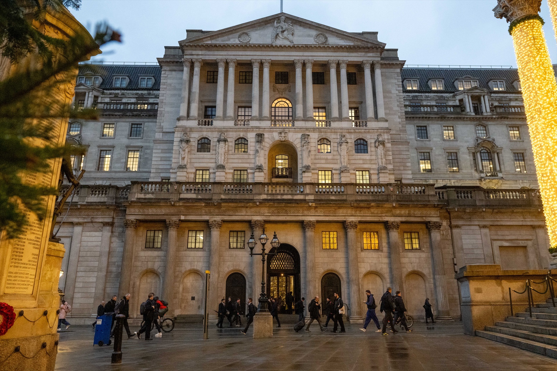 BoE advierte de que el dolor en las tasas de interés vendrá cuando la inflación aumente en el 'invierno de descontento' del Laborista, pero mantiene la subida por ahora