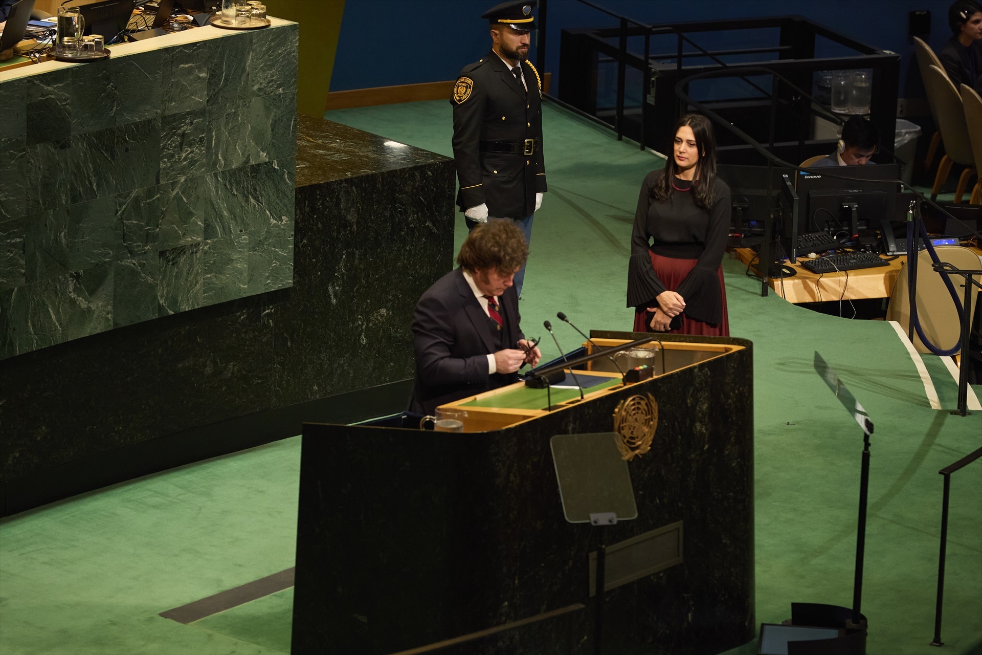 El presidente argentino exige ayuda de la ONU con la "causa nacional" de su país de apoderarse de las Malvinas de Gran Bretaña después de que Trump en blanco solicite a Burnham que respalde la soberanía británica